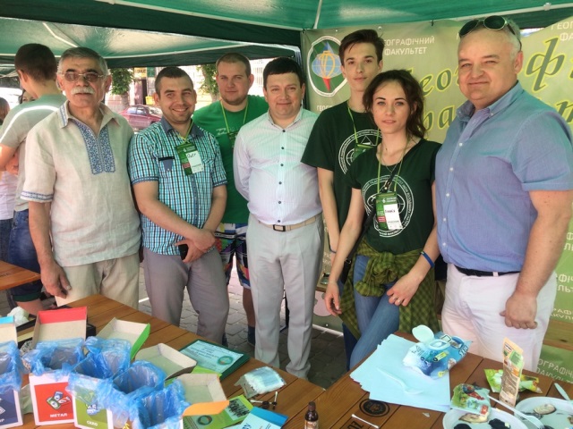  Ректор університету Б.Б. Буяк з командою географічного факультету